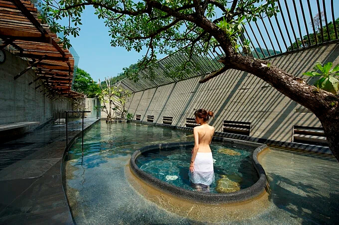 戶外裸湯區設有獨立更衣室、烤箱、蒸氣室、SPA。 Source: KLOOK