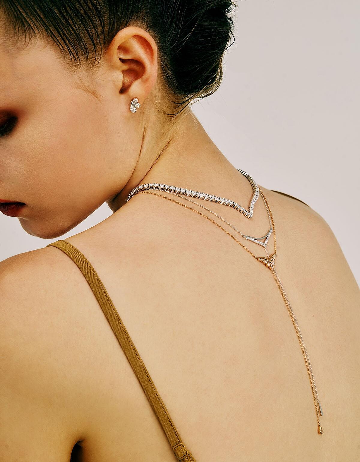 (上起) BEHATI白K金鑽石耳環、BASIC LINE鉑金鑽石項鍊、HARLEY SILHOUETTE POWER LARIAT白K金鑽石項鍊、BEHATI SILHOUETTE POWER LARIAT玫瑰金鑽石項鍊，all by Hearts On Fire。