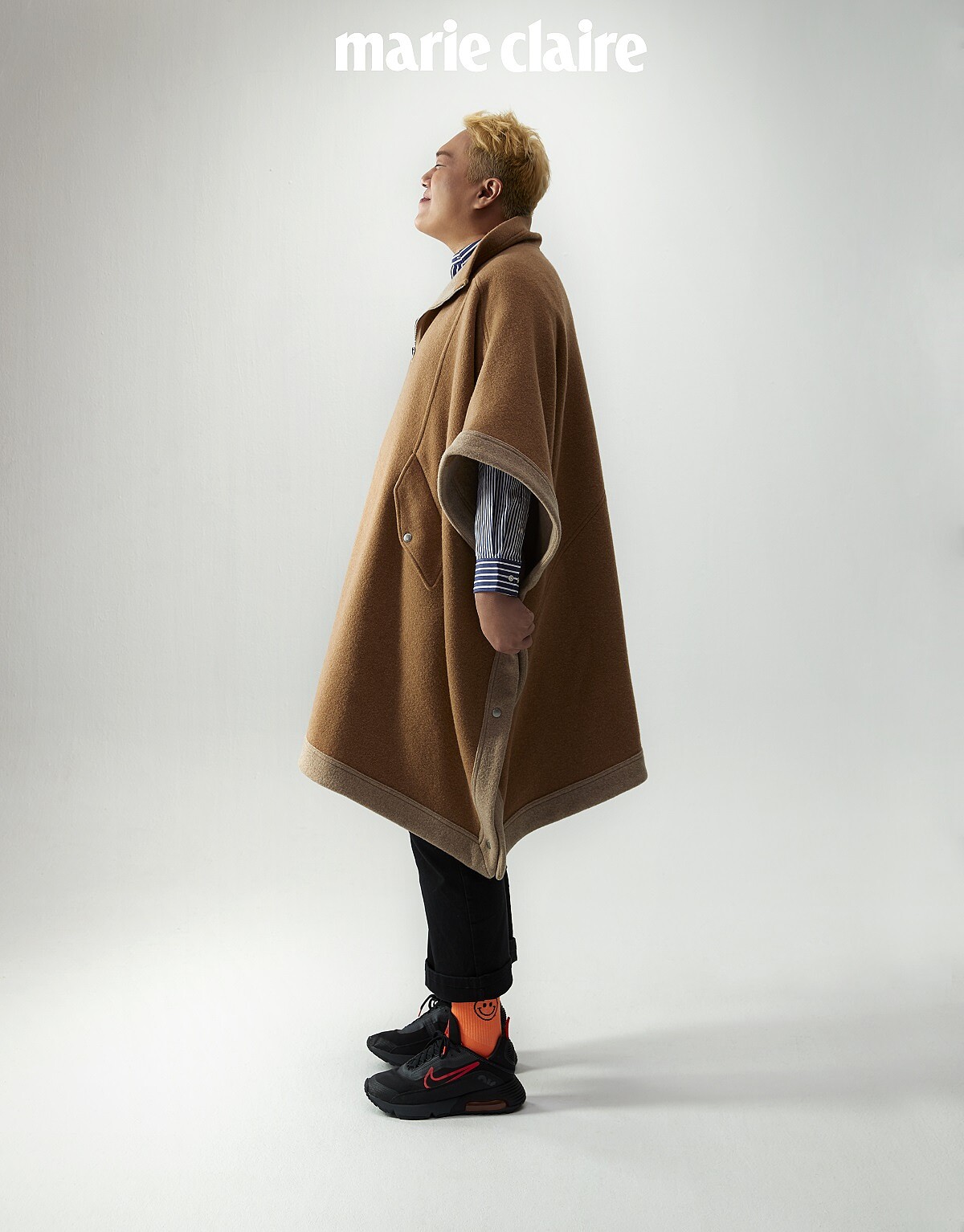 斗篷，Rag & Bone；條紋襯衫，Uniqlo &+J；球鞋，Nike。