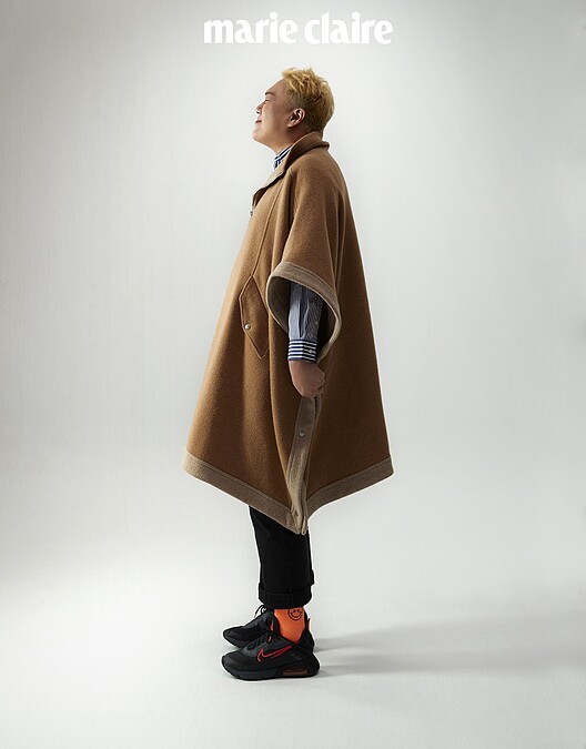 斗篷，Rag & Bone；條紋襯衫，Uniqlo &+J；球鞋，Nike。