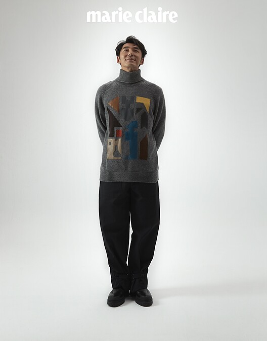 高領針織衫、繫帶寬褲、皮革短靴，all by Herm&egrave;s。