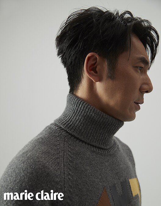 高領針織衫、繫帶寬褲、皮革短靴，all by Herm&egrave;s。