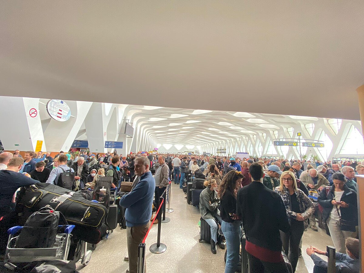 所有人擠在機場等待救援班機的盛況，說真的看到真叫人擔心，你們也可以看到當時戴上口罩的人真的是屈指可數。