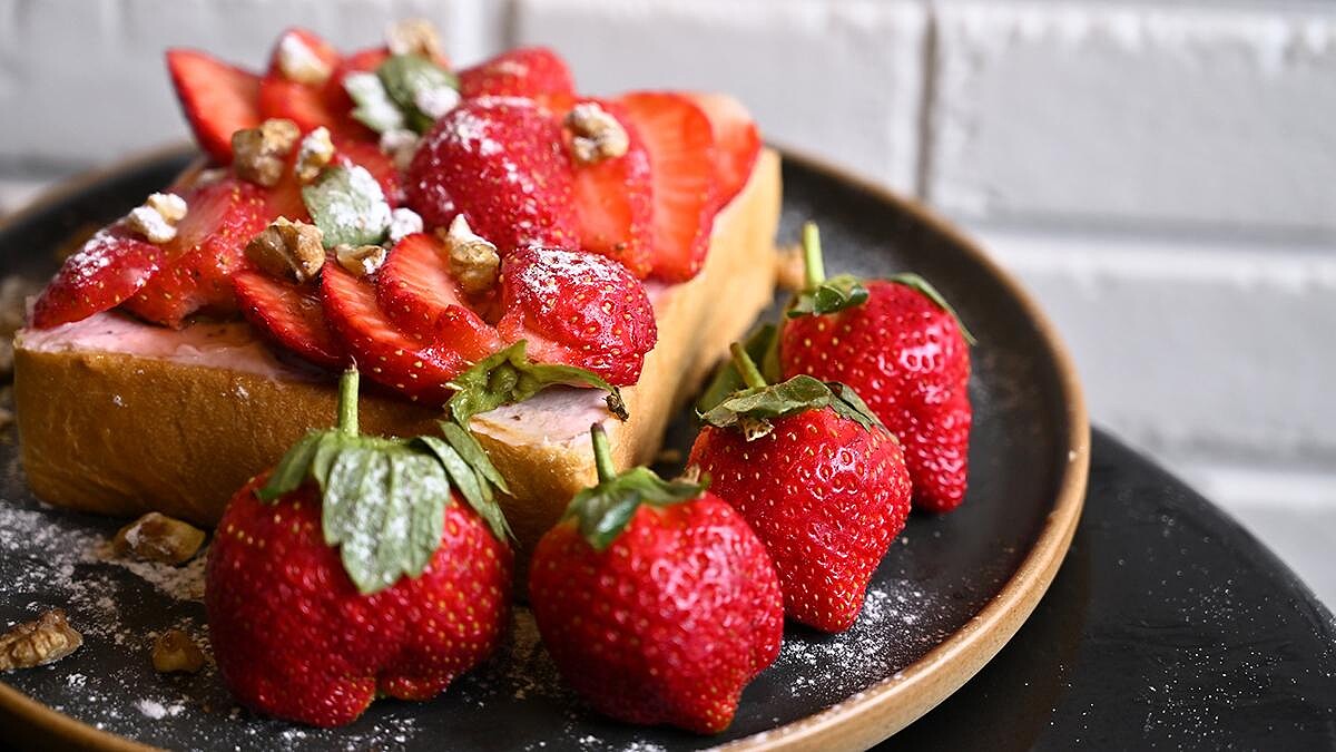 草莓季限定！ISAAC Toast韓國早午餐推「雪莓乳酪布丁吐司」，草莓堆疊成山再搭配布丁吐司超誘人