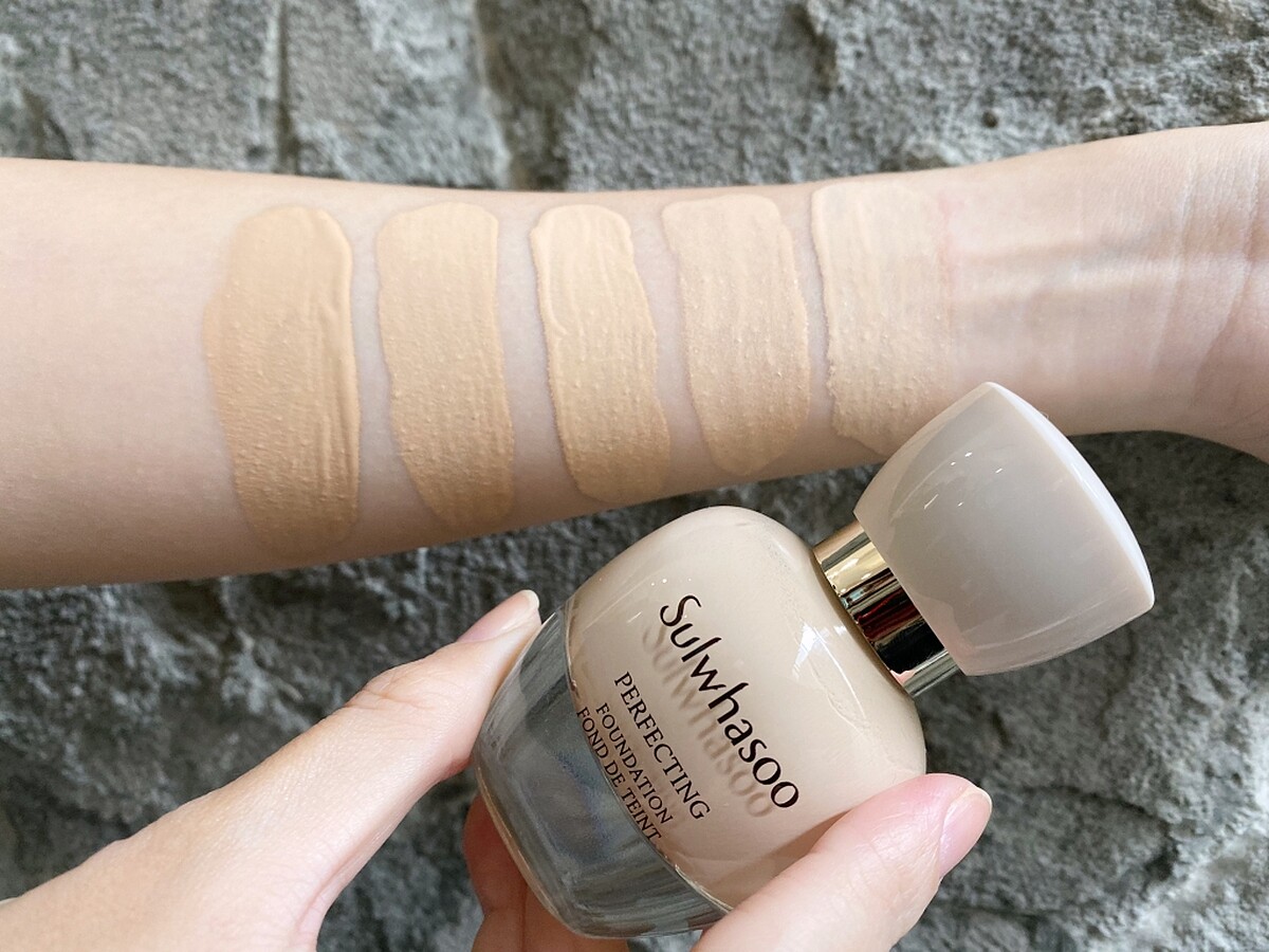 Sulwhasoo雪花秀完美柔焦精華粉底一共有五色。