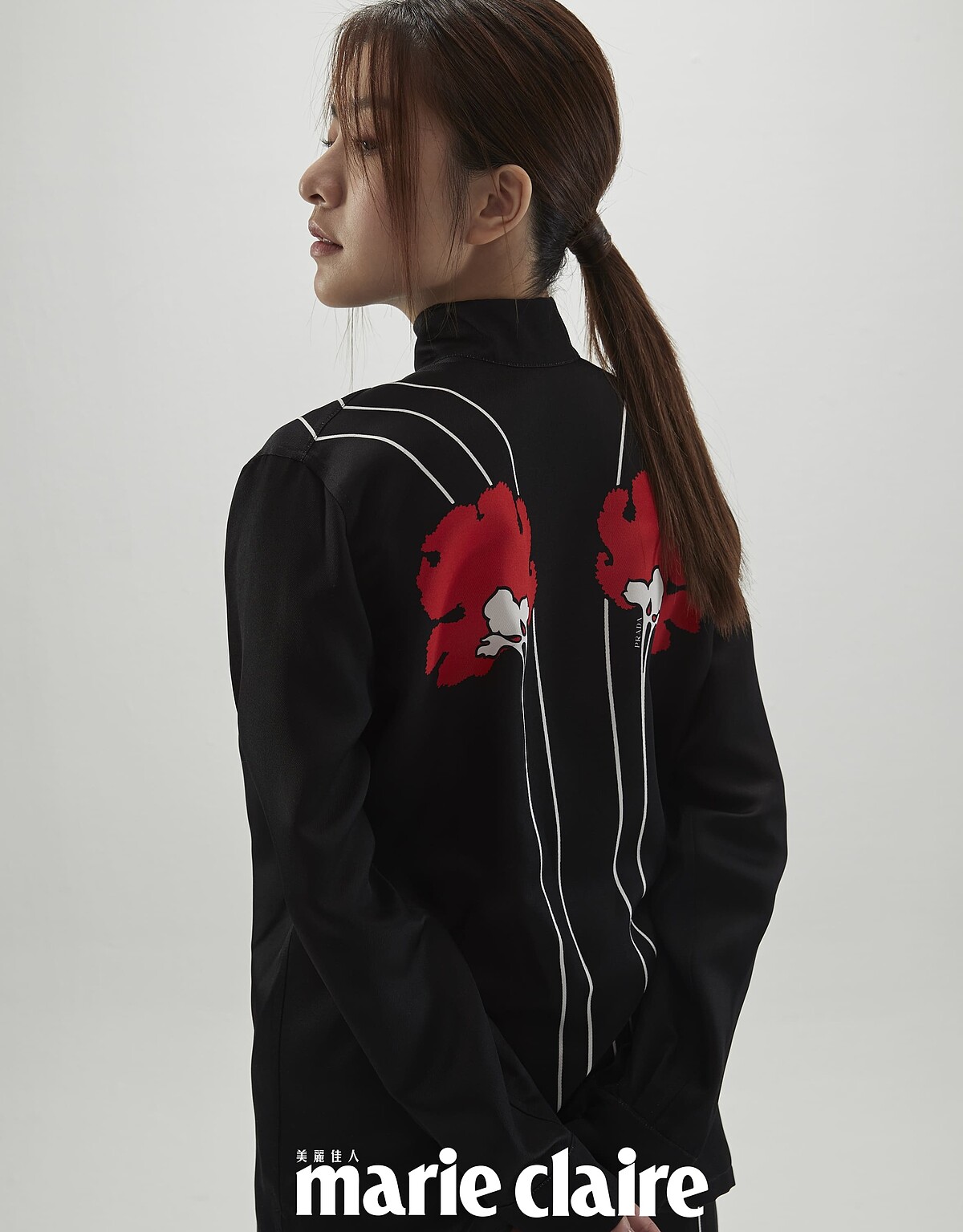 黑色印花上衣、黑色印花長褲，Both by Prada。