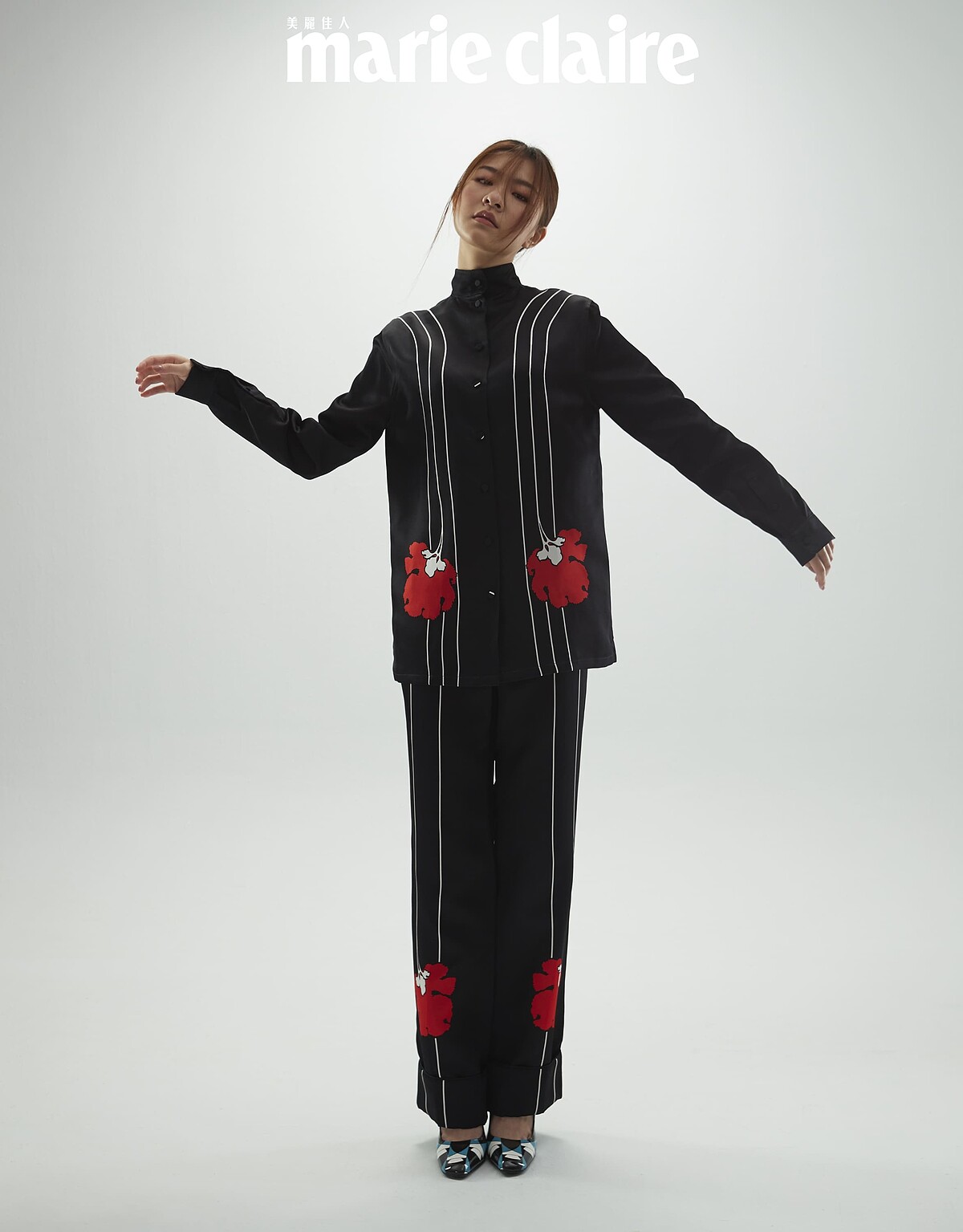 黑色印花上衣、黑色印花長褲，Both by Prada。