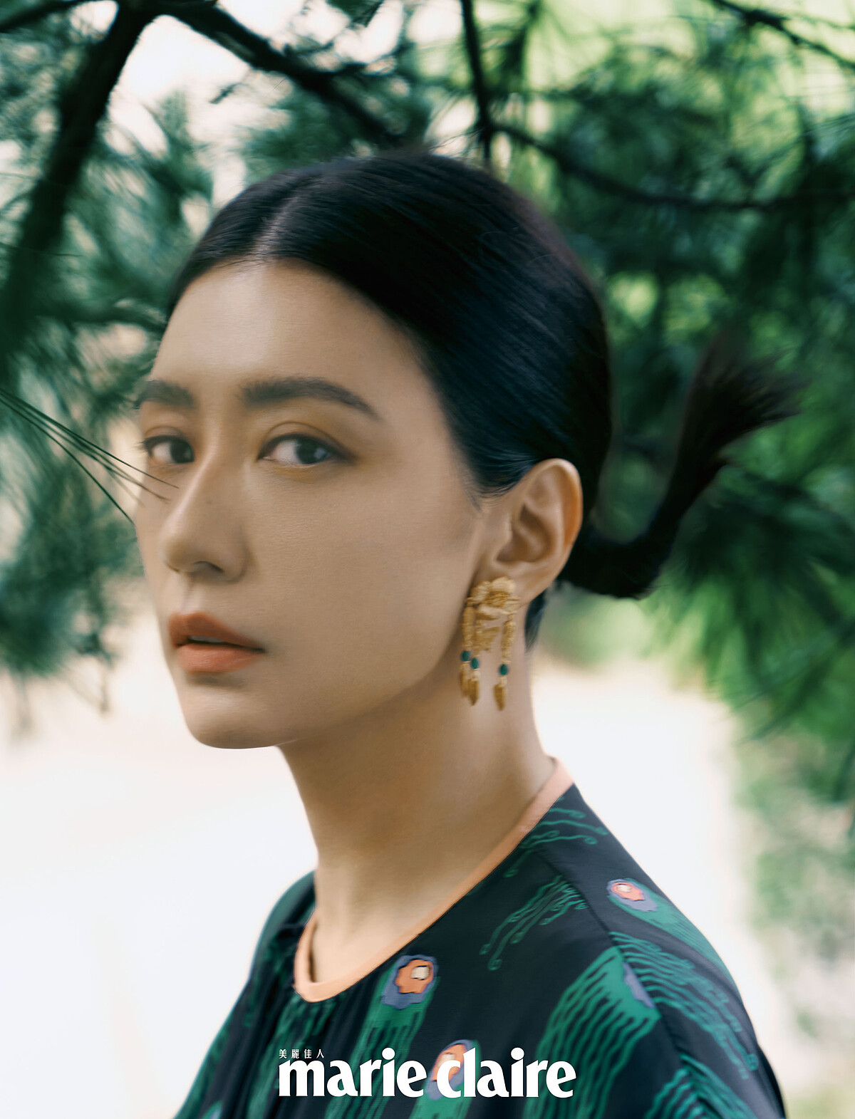  墜飾耳環by Dior；不規則剪裁印花上衣，both by Stella McCartney；彩妝產品：Dior迪奧超完美持久柔光粉底、 Dior迪奧藍星唇膏#100