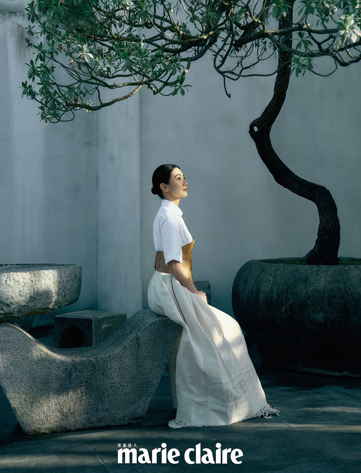 蜜蜂與珍珠墜飾耳環、短袖白色襯衫、皮革腰封、流蘇裝飾長裙、駝色涼鞋，all by Dior；彩妝產品：Dior迪奧超完美持久柔光粉底、 Dior迪奧藍星唇膏#100