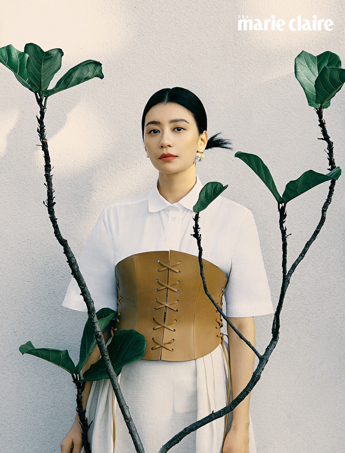 3. 蜜蜂與珍珠墜飾耳環、短袖白色襯衫、皮革腰封、流蘇裝飾長裙、駝色涼鞋，all by Dior。；彩妝產品：Dior迪奧超完美持久柔光粉底、 Dior迪奧藍星唇膏#100