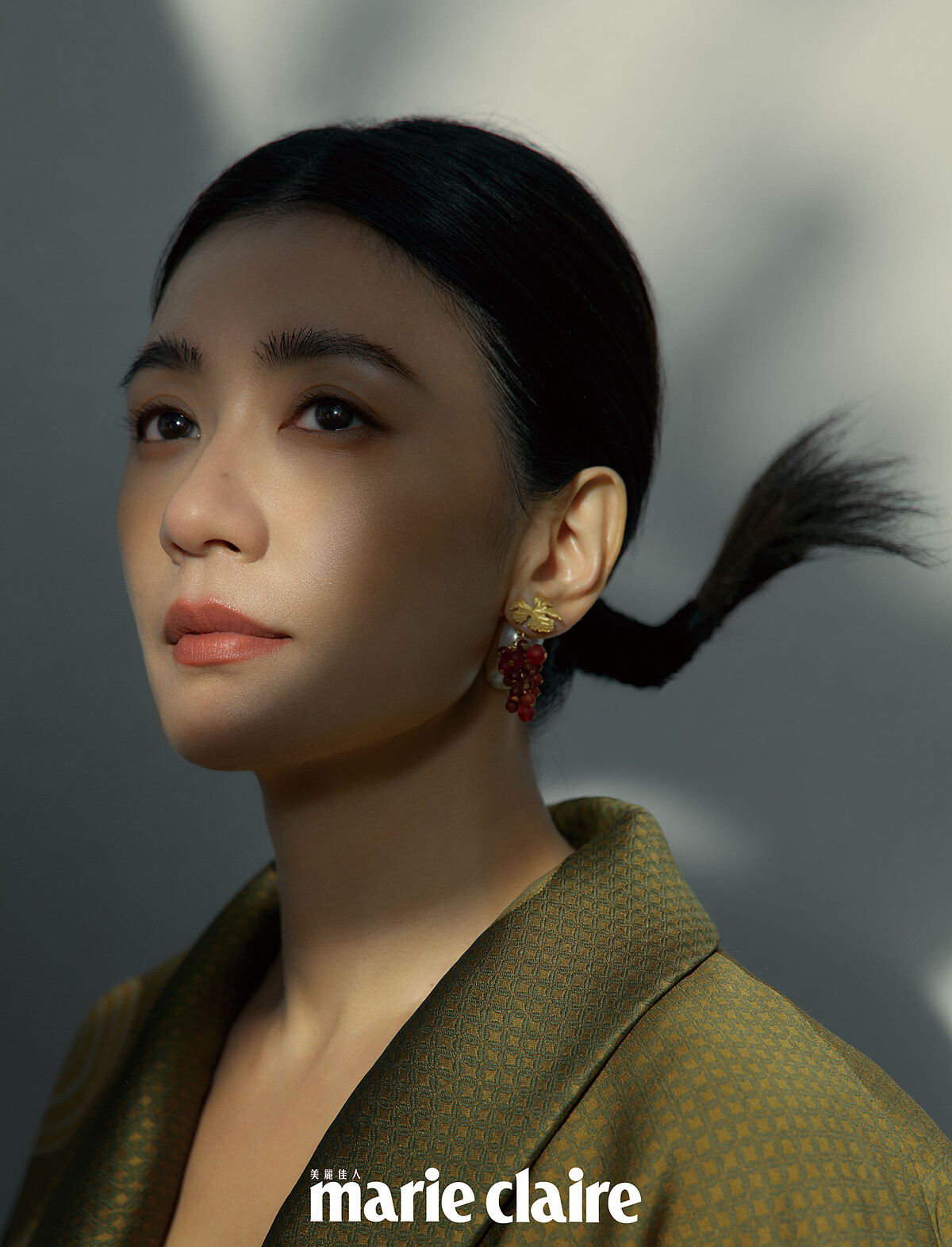 墜飾耳環by Dior；緹花圖騰羊腿袖上衣，both by Loewe；彩妝產品：Dior迪奧超完美持久柔光粉底、 Dior迪奧藍星唇膏#100