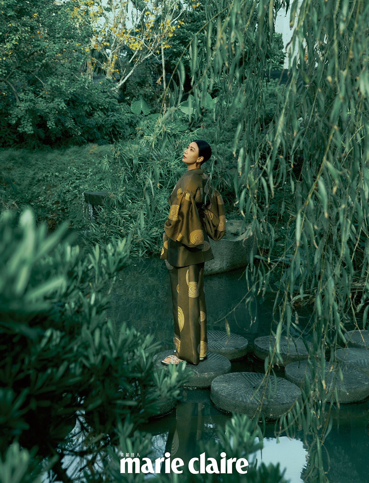 墜飾耳環by Dior；緹花圖騰羊腿袖上衣、同款長褲，both by Loewe；彩妝產品：Dior迪奧超完美持久柔光粉底、 Dior迪奧藍星唇膏#100