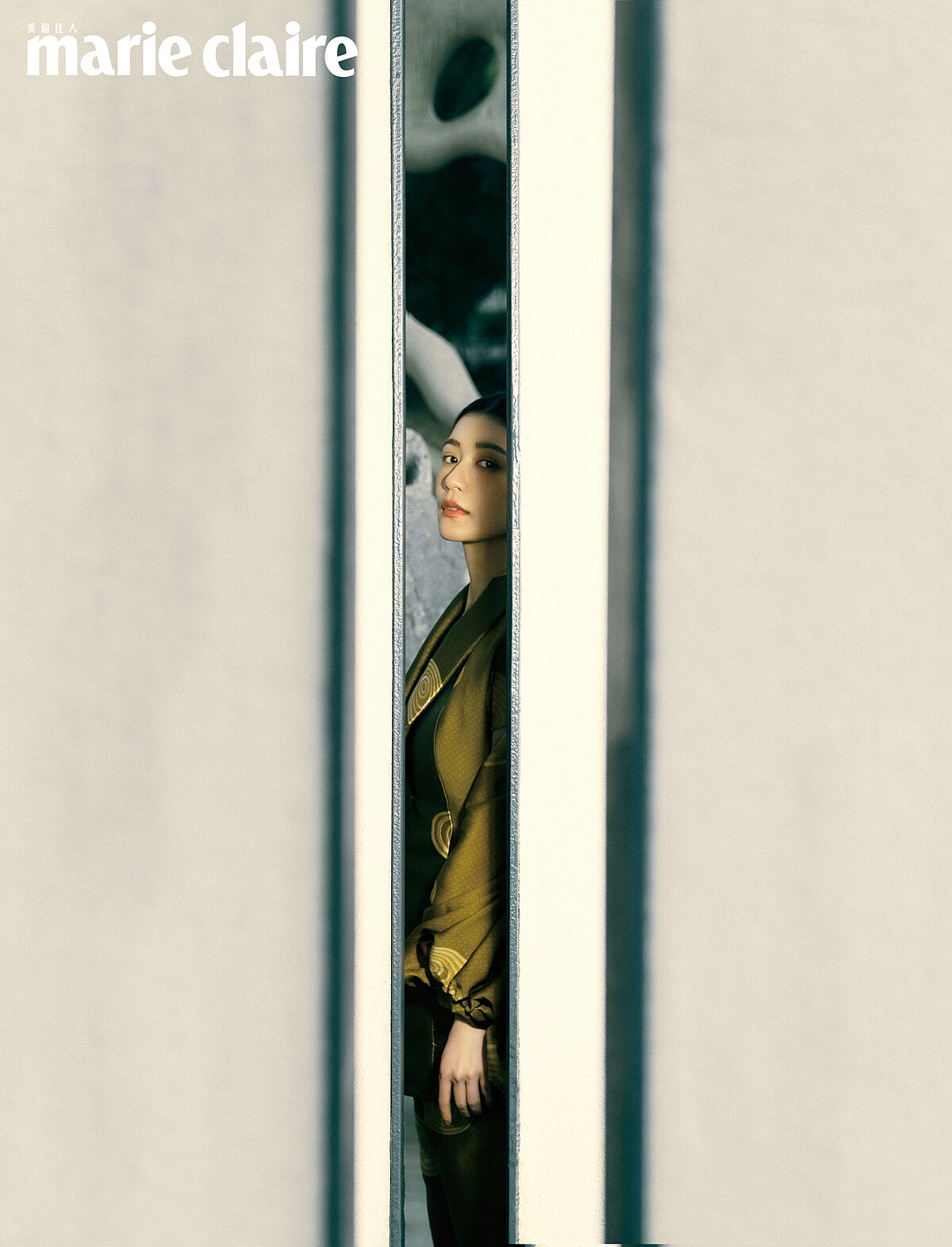 墜飾耳環by Dior；緹花圖騰羊腿袖上衣、同款長褲，both by Loewe；彩妝產品：Dior迪奧超完美持久柔光粉底、 Dior迪奧藍星唇膏#100