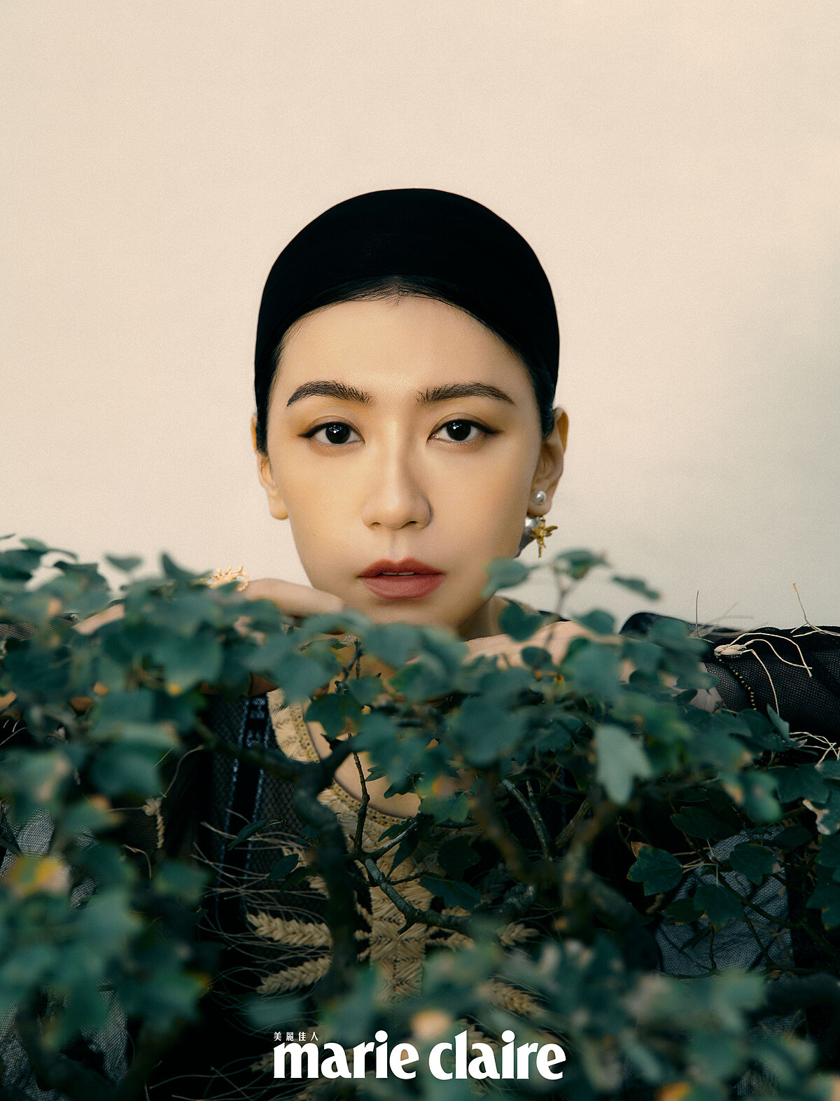  蜜蜂與珍珠墜飾耳環、刺繡透膚長洋裝、黑色襯衣，all by Dior；彩妝產品：Dior迪奧超完美持久柔光粉底、 Dior迪奧藍星唇膏#525