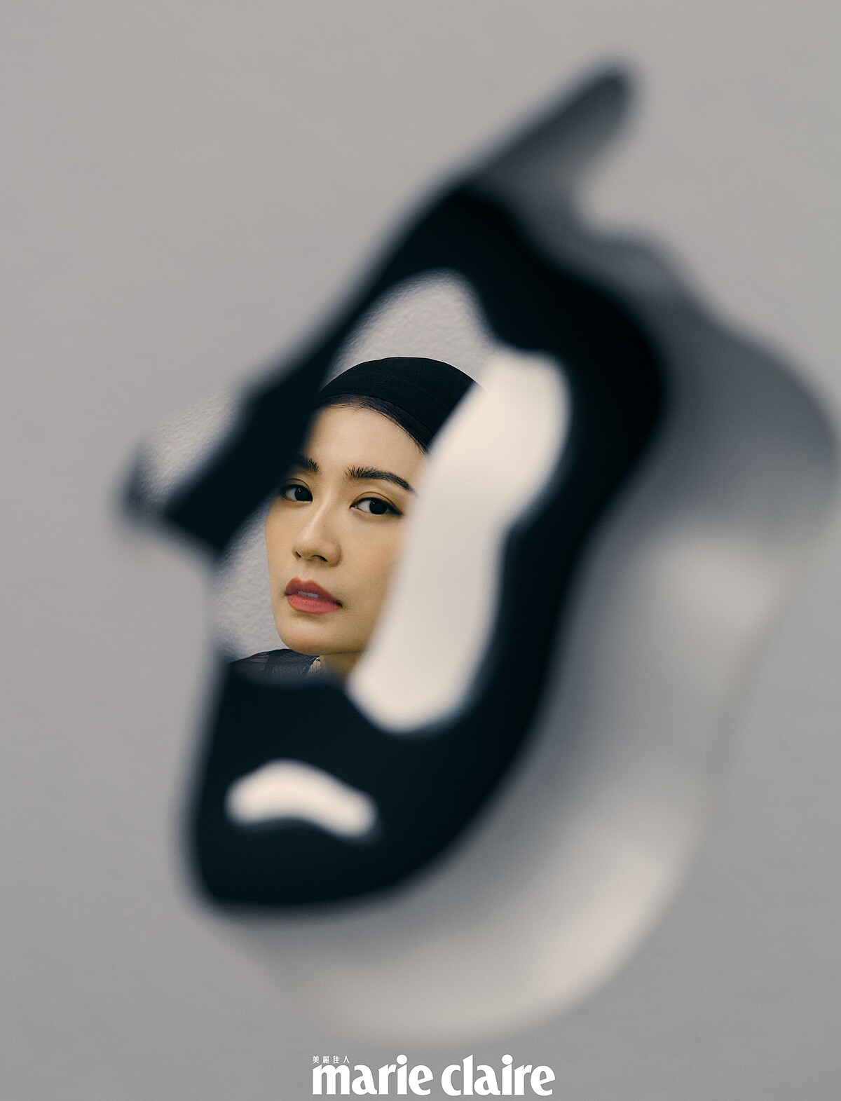  蜜蜂與珍珠墜飾耳環、刺繡透膚長洋裝、黑色襯衣，all by Dior；彩妝產品：Dior迪奧超完美持久柔光粉底、 Dior迪奧藍星唇膏#525