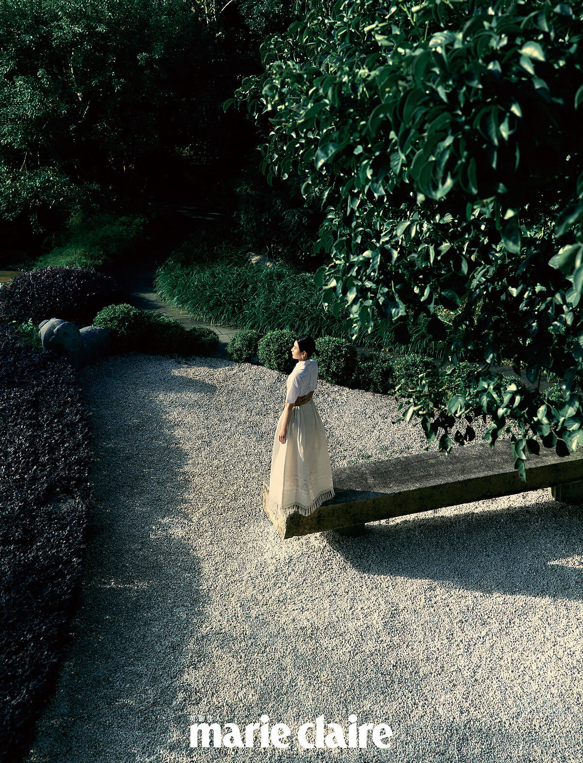 蜜蜂與珍珠墜飾耳環、短袖白色襯衫、皮革腰封、流蘇裝飾長裙、駝色涼鞋，all by Dior；彩妝產品：Dior迪奧超完美持久柔光粉底、 Dior迪奧藍星唇膏#100