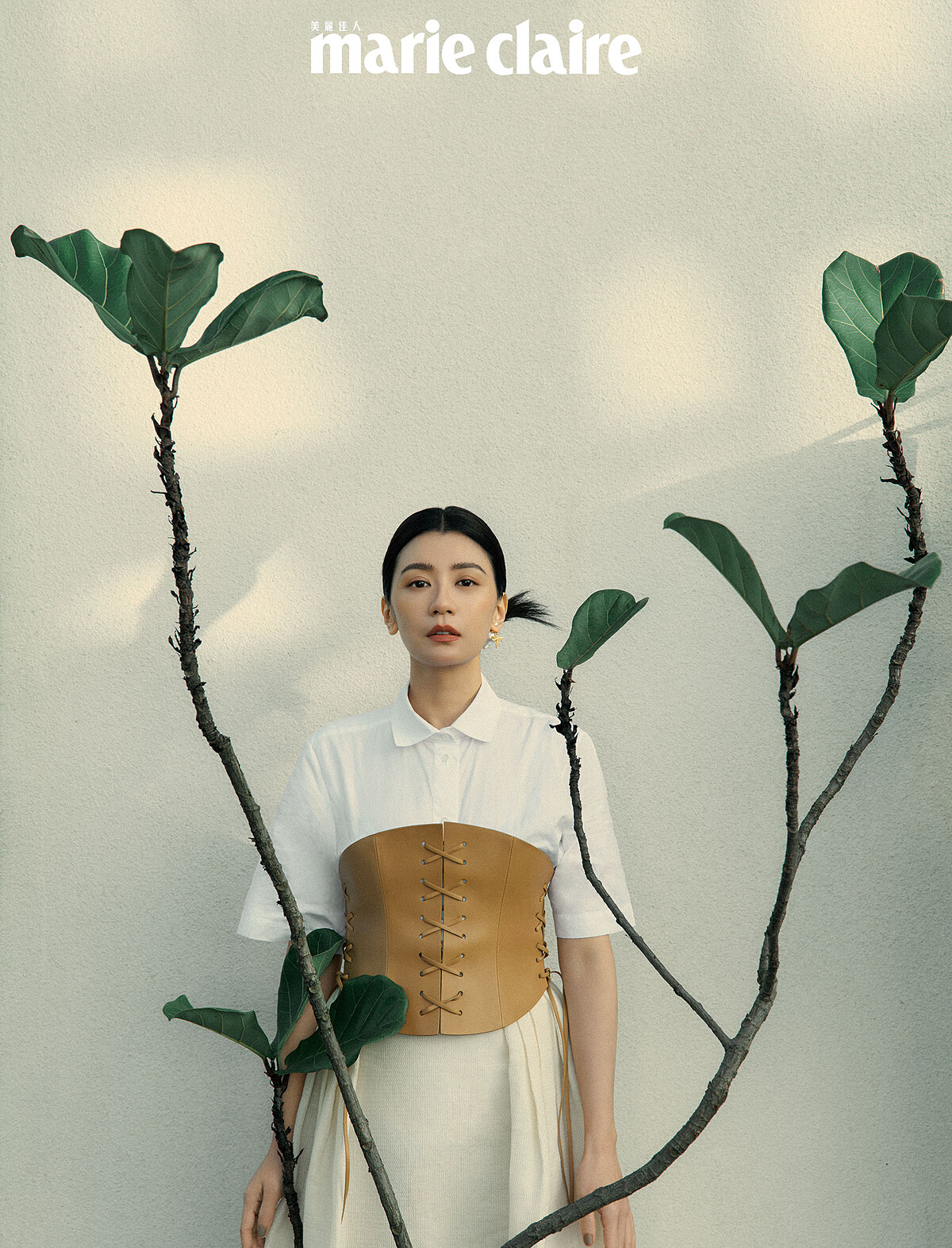 蜜蜂與珍珠墜飾耳環、短袖白色襯衫、皮革腰封、流蘇裝飾長裙、駝色涼鞋，all by Dior；彩妝產品：Dior迪奧超完美持久柔光粉底、 Dior迪奧藍星唇膏#100