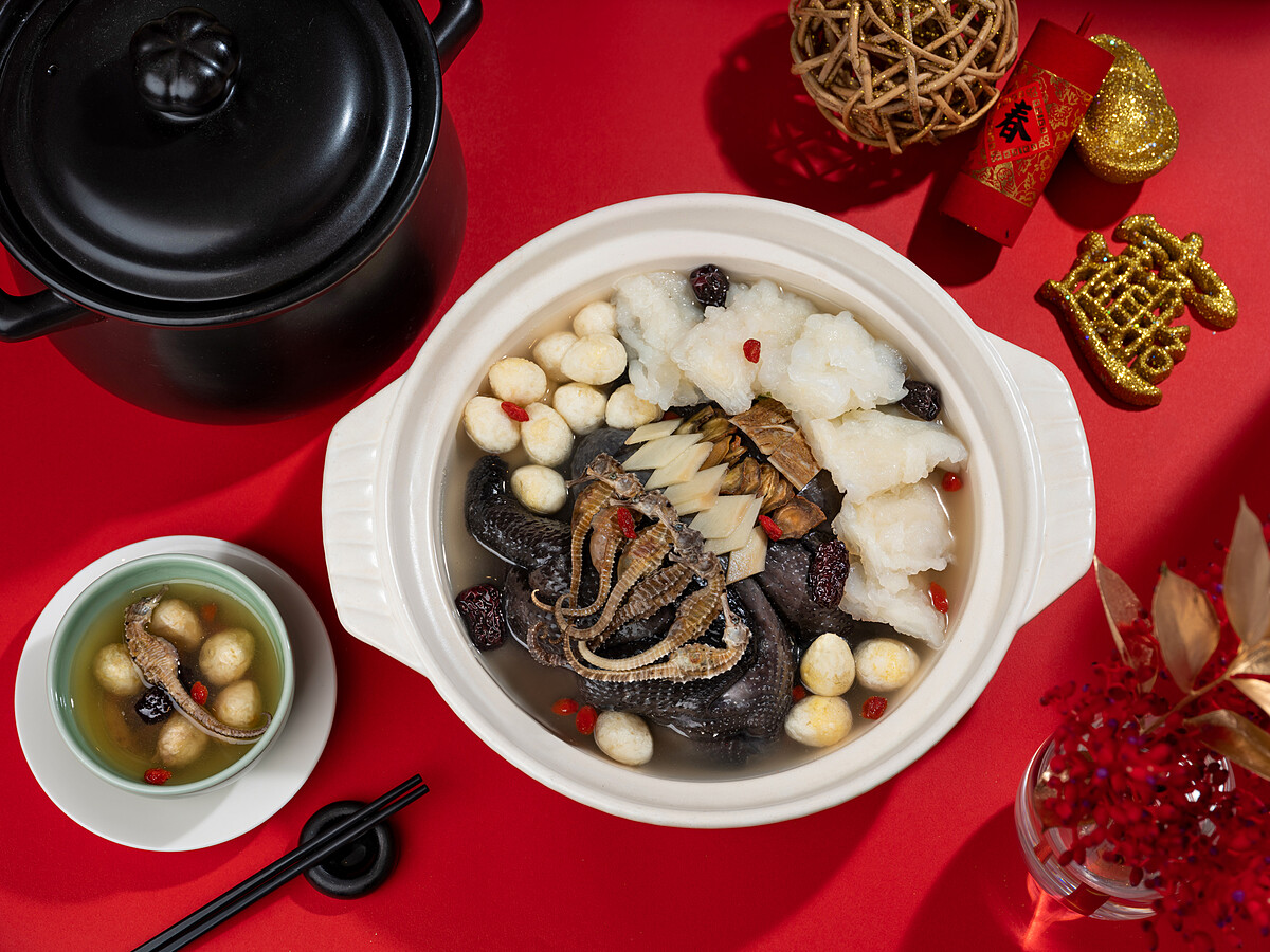 海馬金不換燉烏骨雞 (4,680元/熱食含甕；4,280元/冷凍不含甕，六人份)