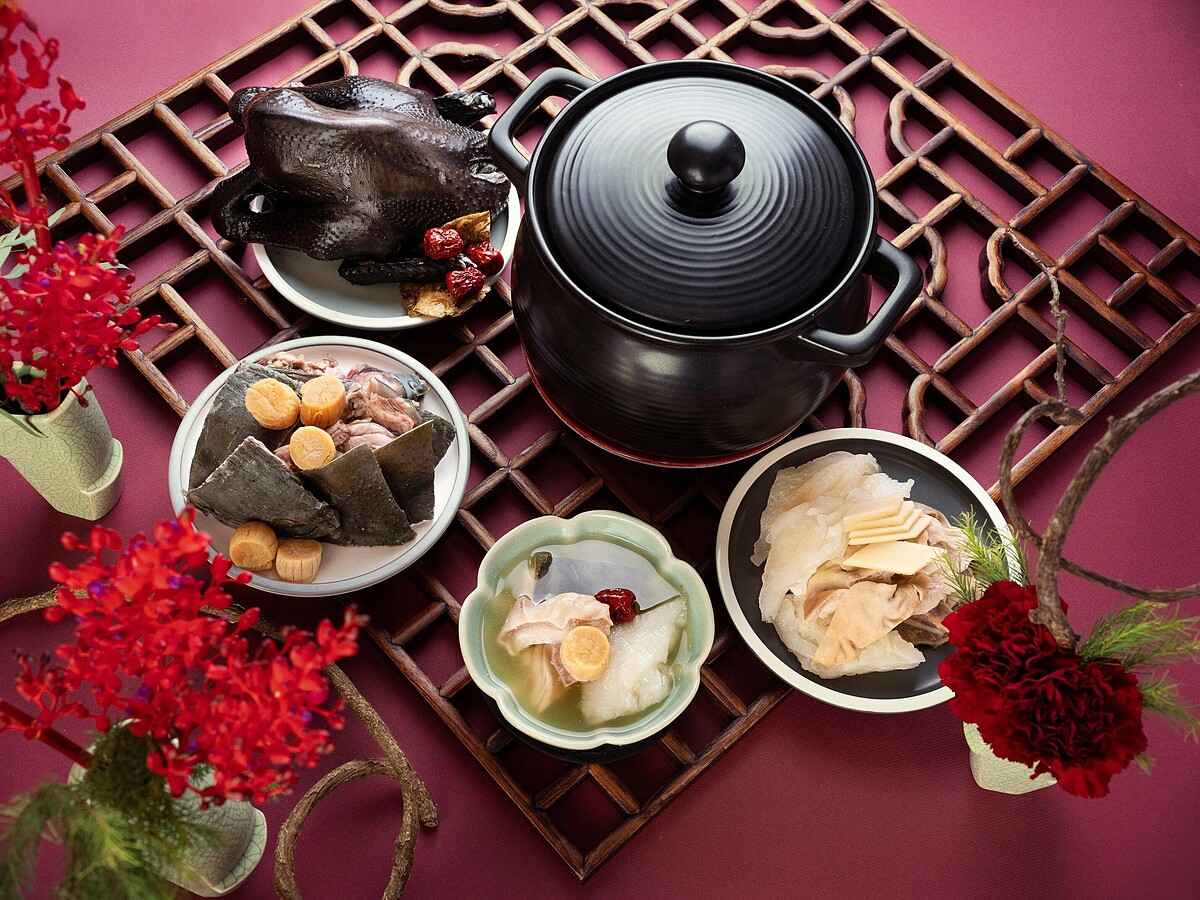 九頭鮑甕裡禪 (5,680元/熱食含甕；5,280元/冷凍不含甕，六人份)