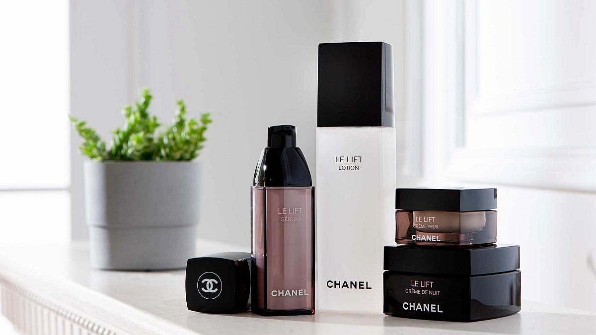 就是不讓時間或疲憊留下痕跡！香奈兒天然植萃縮時保養攻略公開，緊實、澎彈、撫紋一次完成，打造健康澎潤光澤美肌