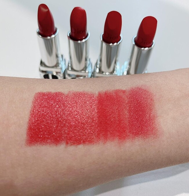 色號999，經典緞光、迷幻金屬、絲絨特霧、摩登柔霧4種質地。