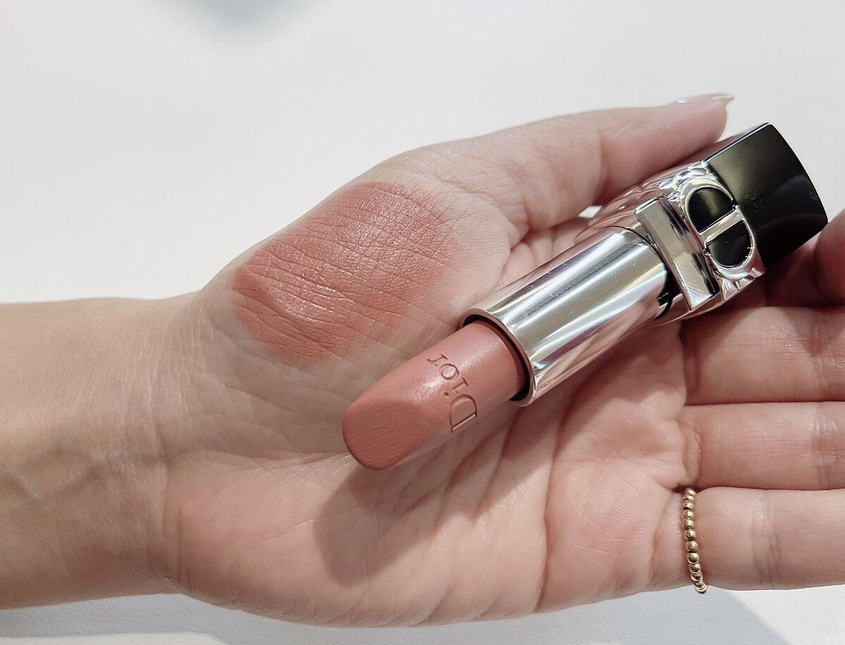 摩登柔霧質地、色號100的杏仁烤奶色