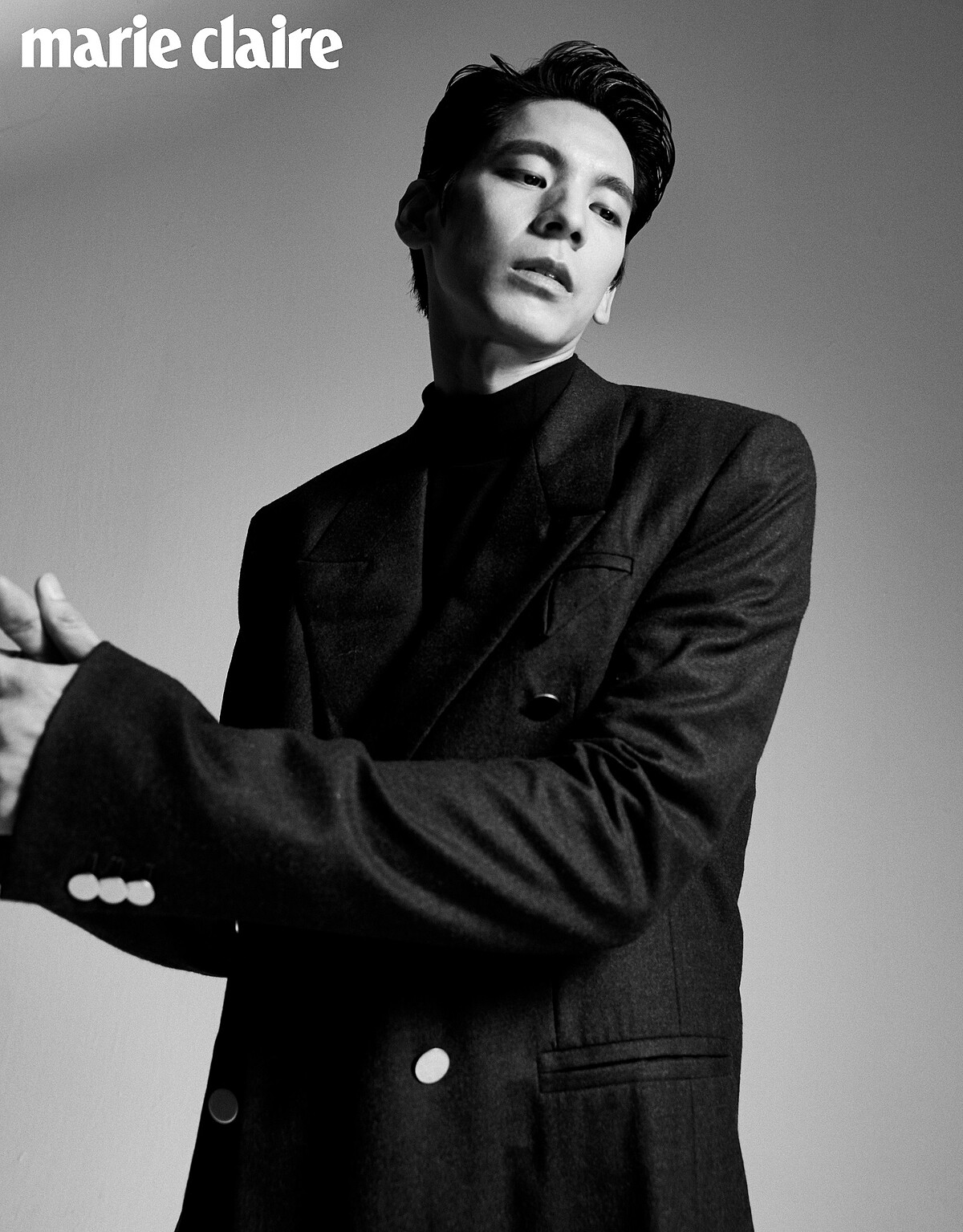 雙排扣西裝外套、西裝長褲，both by Bottega Veneta