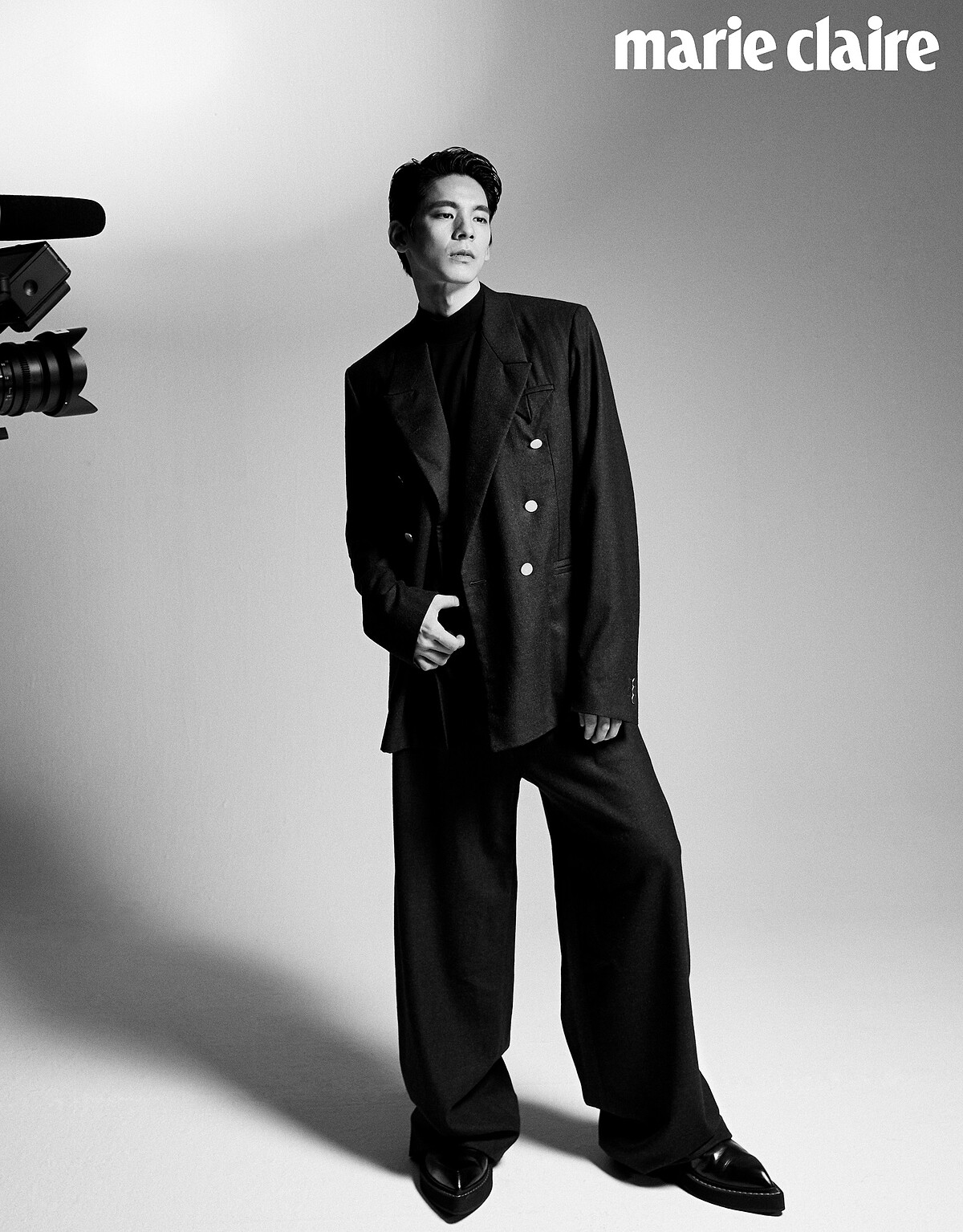 雙排扣西裝外套、西裝長褲，both by Bottega Veneta；尖頭樂福鞋，Berluti；中高領上衣，Stylist&rsquo;s Own