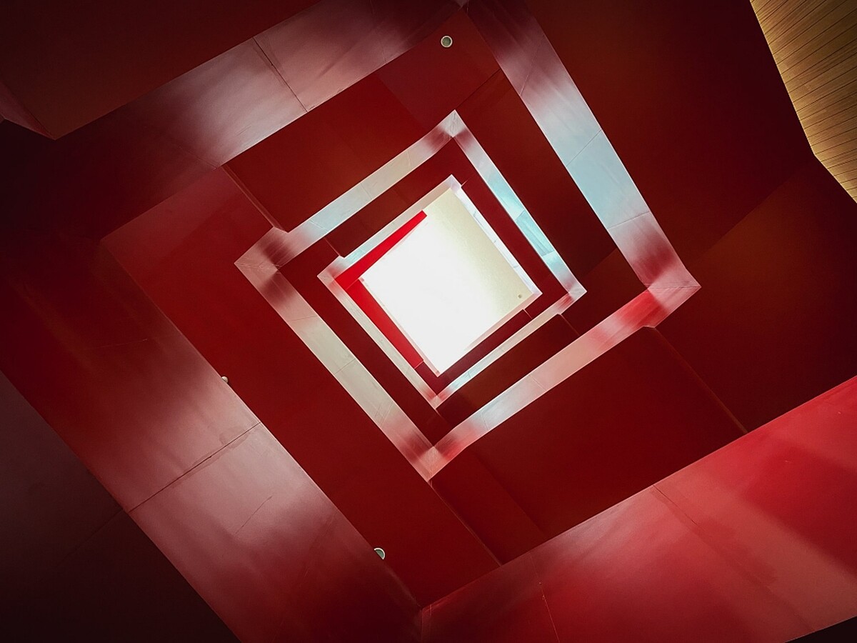 貫穿全樓層的大紅樓梯,為空間增添熱情