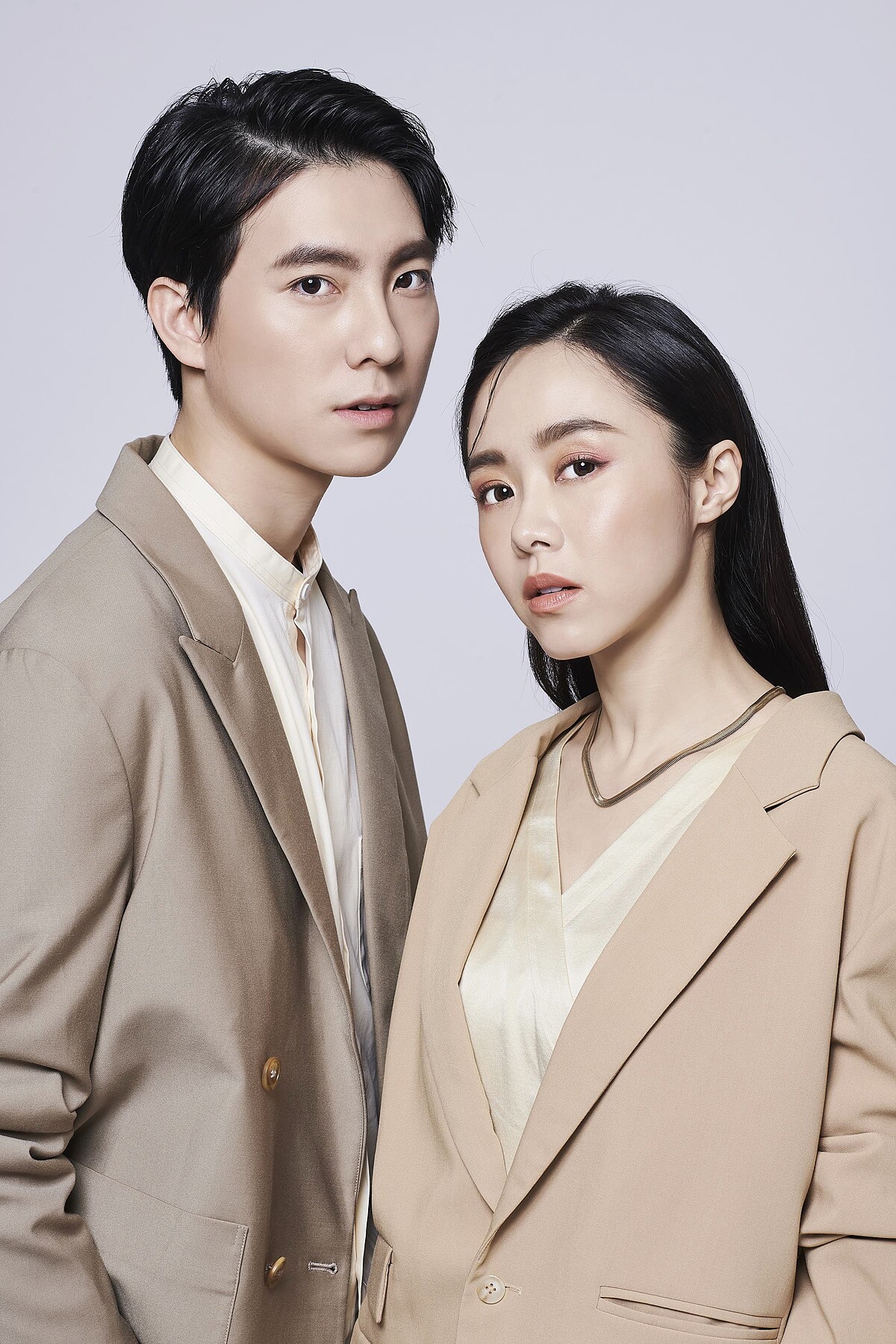 立領長袖襯衫/Plain me、mouggan ∕卡其西裝外套 米色連身洋裝∕Uniqlo、西裝外套