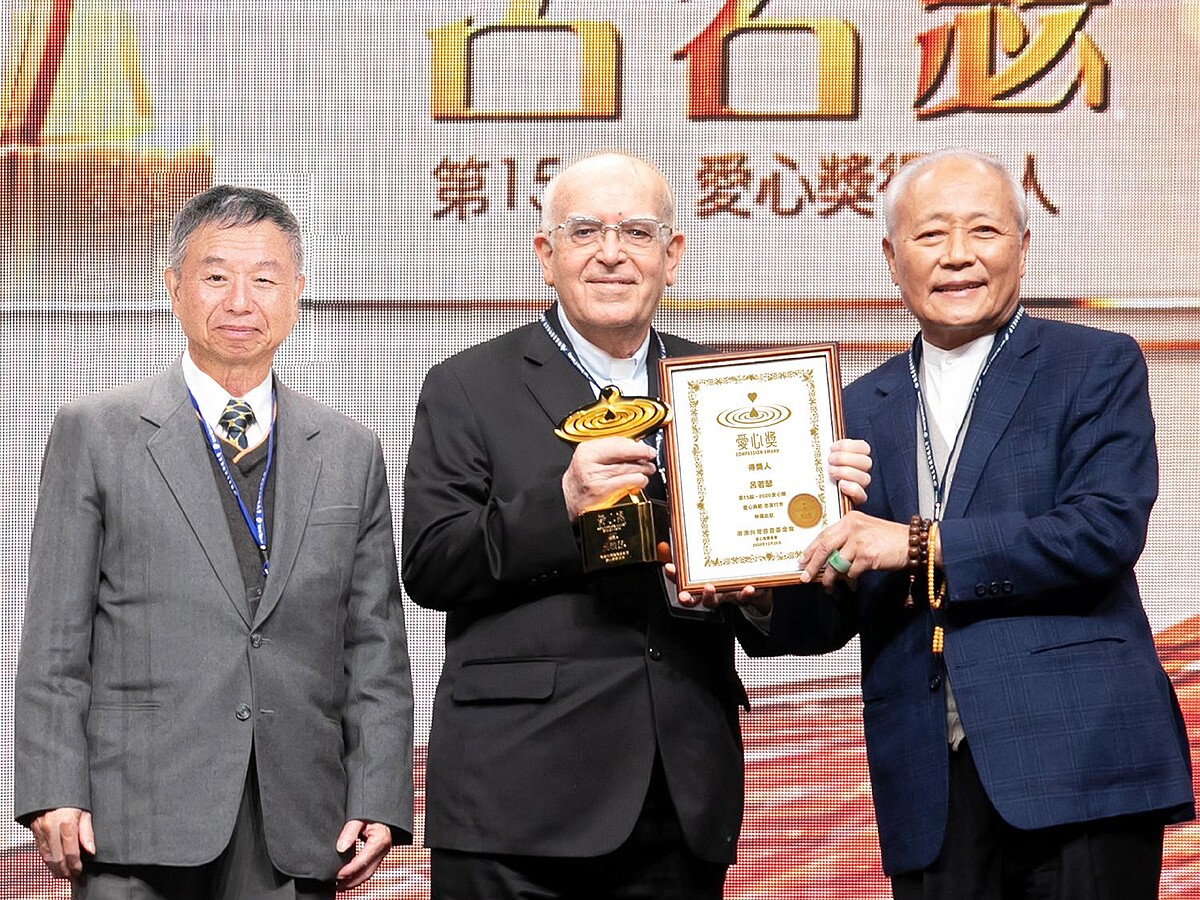 得獎人呂若瑟神父(中) 、亞洲大學榮譽講座教授楊志良(左)、 吳修齊文教公益基金會董事長林蒼生(右)