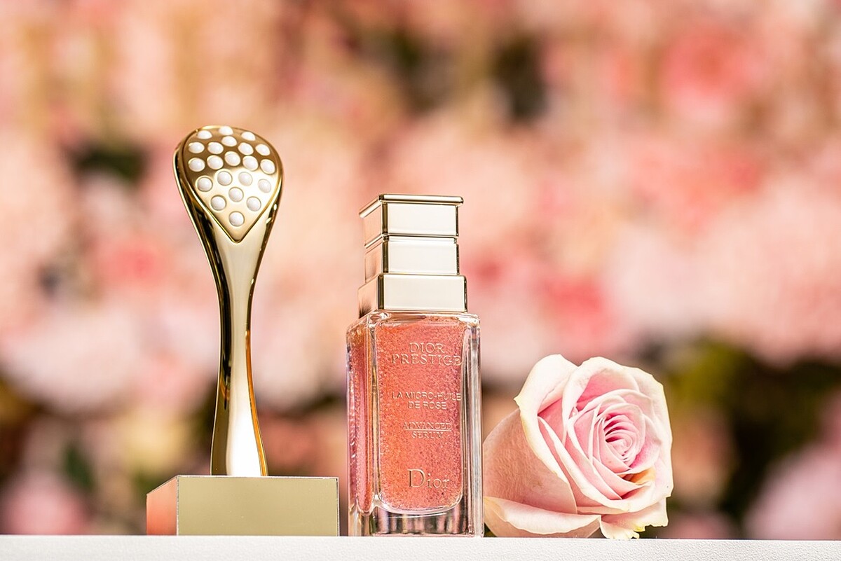 DIOR微導珍珠按摩壓勺 NT3,200，DIOR精萃再生玫瑰微導精露 30ml NT8,800。