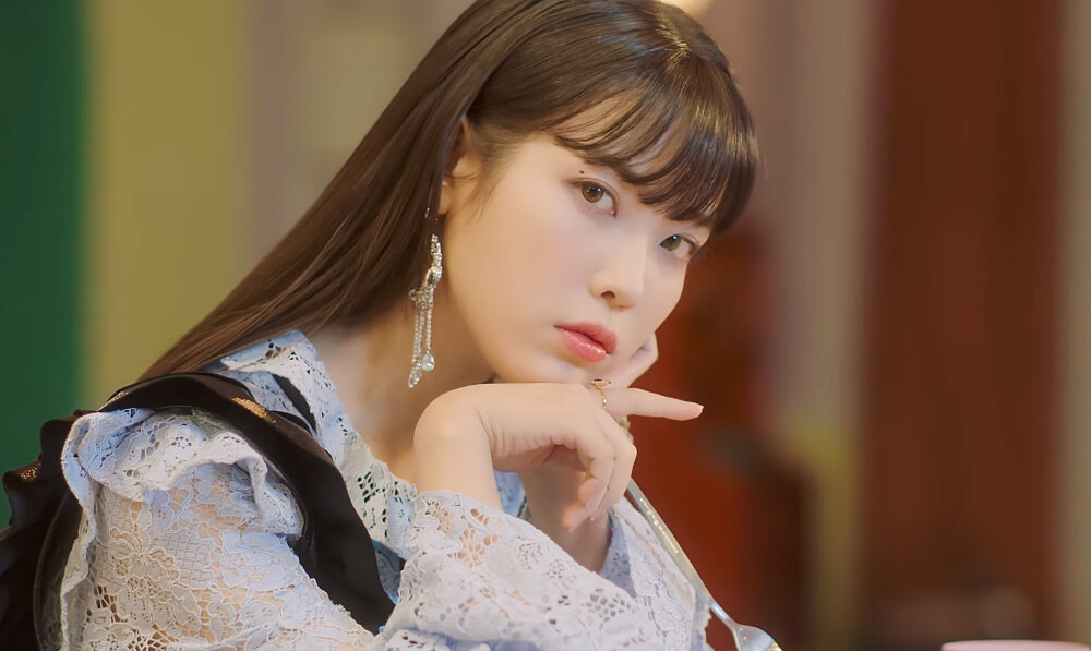 IU新曲〈Celebrity〉MV連換多套華麗造型