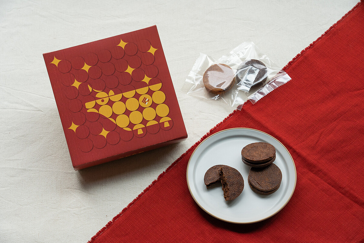 誠品生活武昌店|品好乳酪 牛轉品味春節禮盒(夾心餅乾+指定口味泡芙),特價600元(原價680元)。