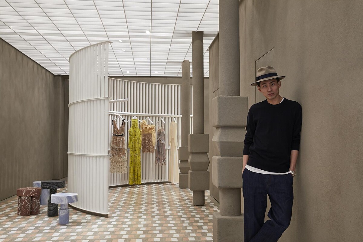 畢業於英國中央聖馬丁藝術學院的self-portrait創辦人創辦人—Han Chong,以新銳亞洲設計師的優秀創作力,讓self-portrait成為全球矚目的品牌新星之一。