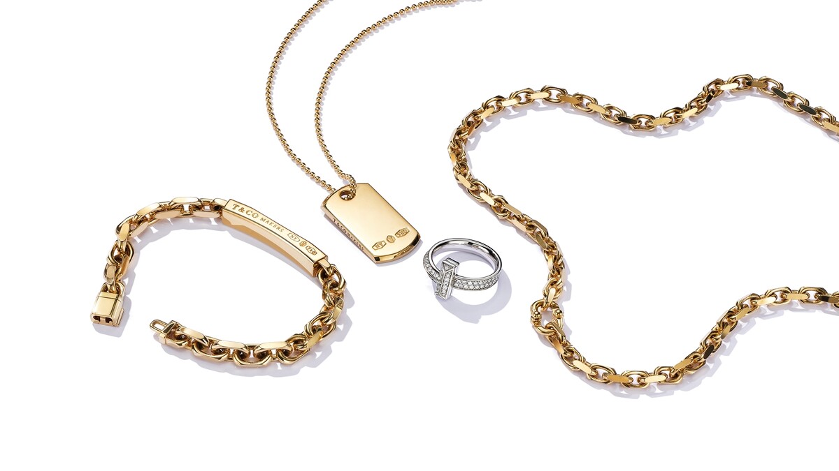 Tiffany 1837 Makers 18K金扣環手鍊 NT$300,000, 18K金鍊墜 NT$166,000, Tiffany T118K白金寬版鋪鑲鑽石戒指 NT$194,000, Tiffany 1837 Makers 18K金扣環項鍊 NT$545,000