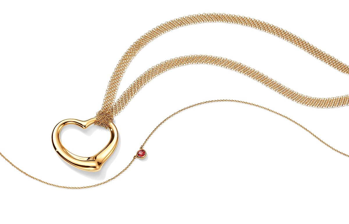Tiffany Elsa Peretti 系列 - (上) Open Heart 18K金項鍊 NT$184,000, (下) Color by the Yard 18K金紅寶石項鍊 NT$54,000