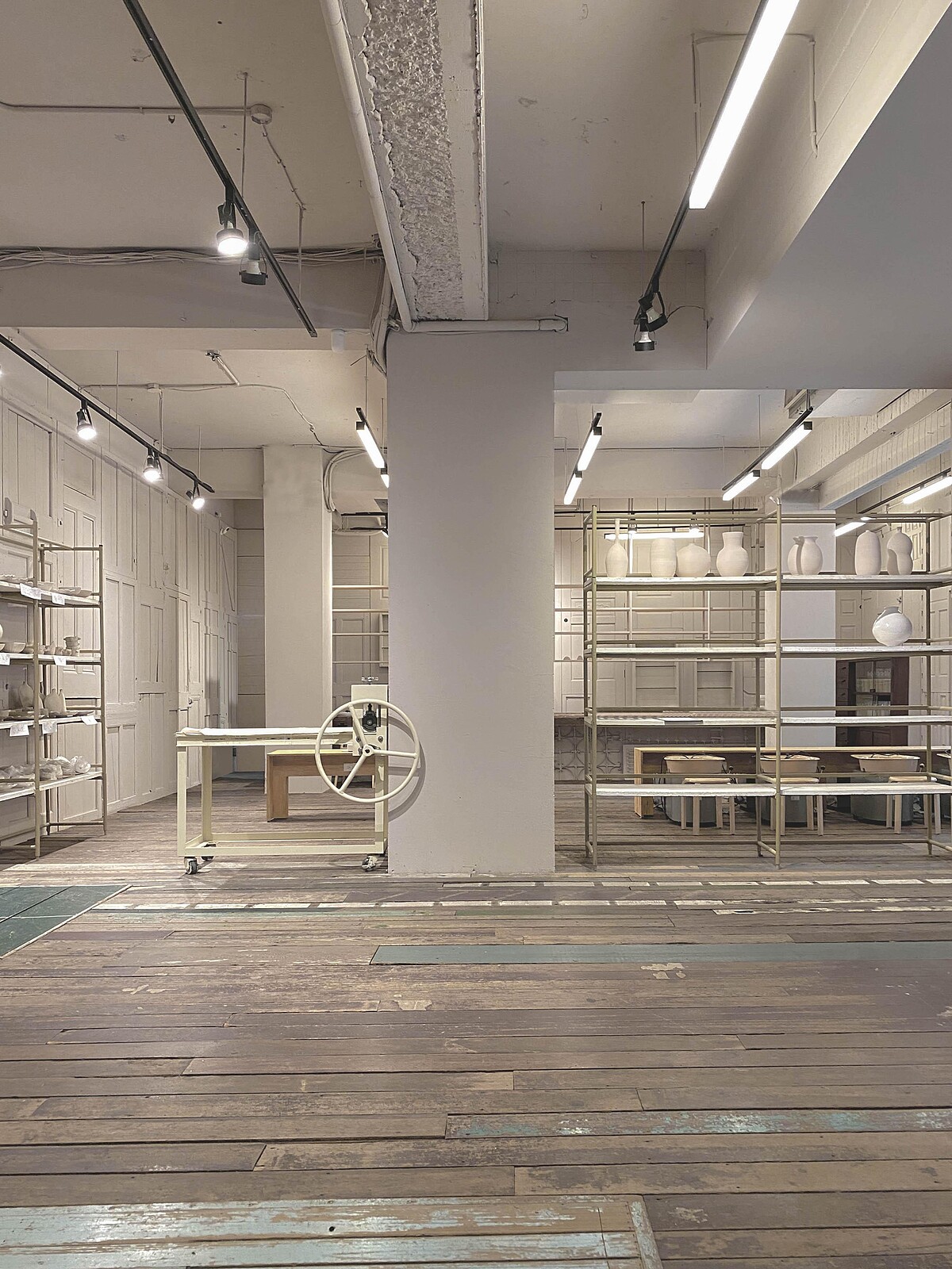 舊木材質拼貼而成的空間。