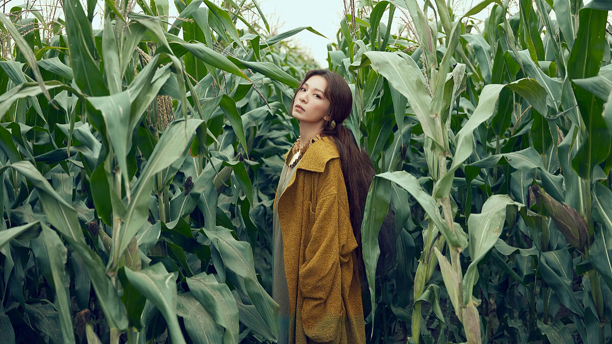 田馥甄〈田〉MV闖進玉米田！比爾賈操刀拍攝：「透過這首歌，穿梭現實不能實現的慾望。」