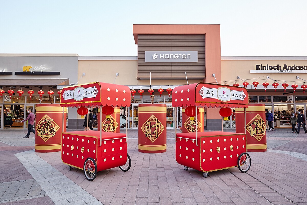 年節氣氛濃厚的巨型爆竹與復古小販攤車佈置