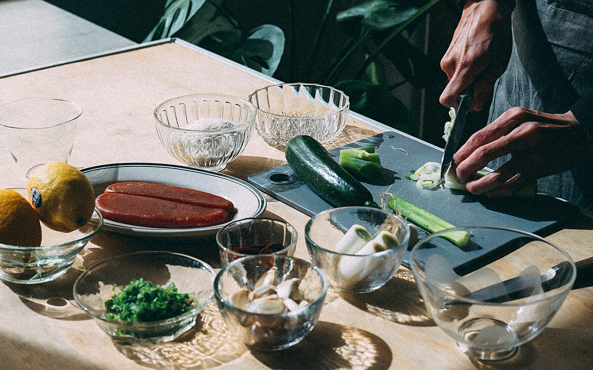 喬治親自設計食譜。