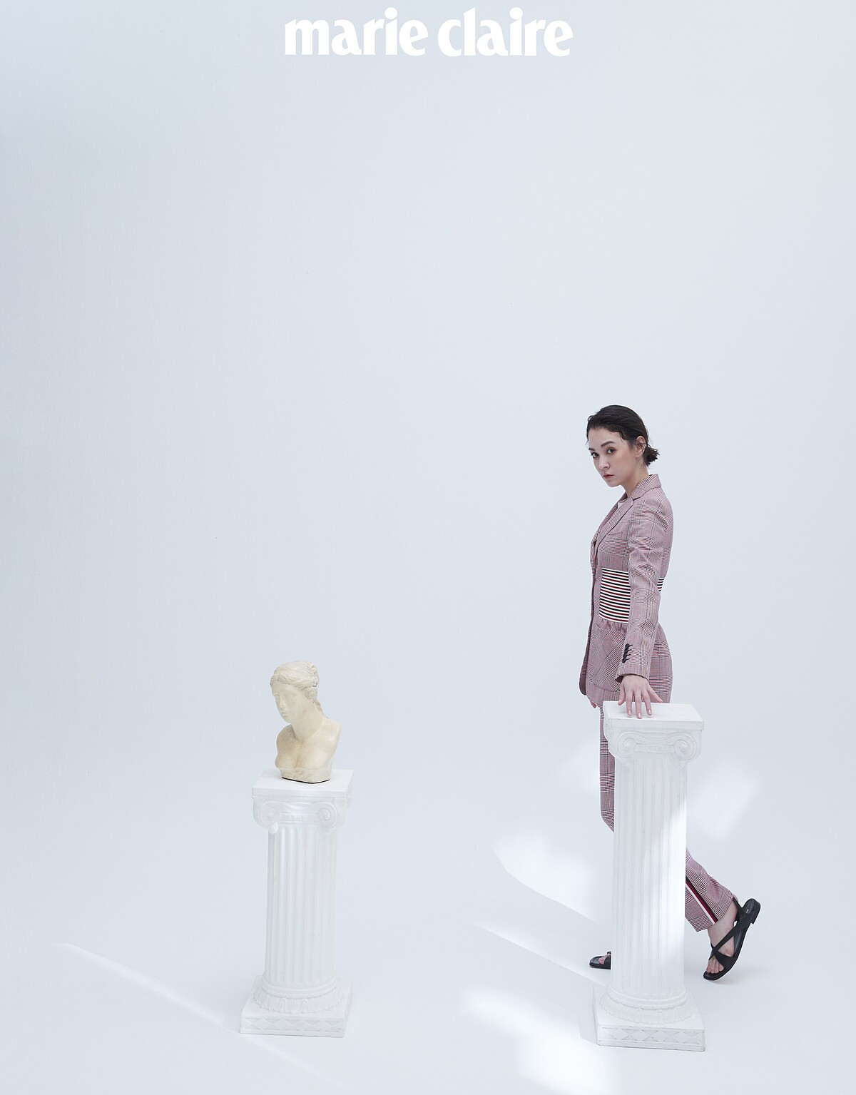 粉色格紋西裝外套、 西裝長褲、 涼鞋， all by Burberry。