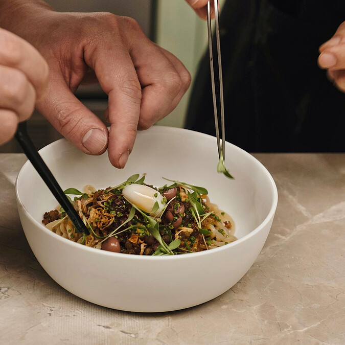 由主廚們設計料理，店內主廚George負責實際料理。