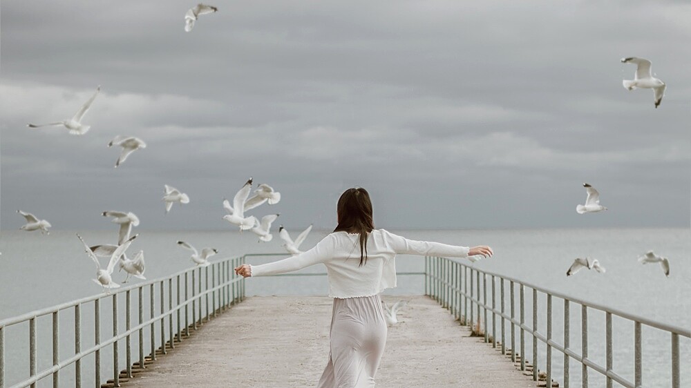 情緒就像雲，而你是天空！當壓力大到你喘不過氣，請深吸一口氣、退後一步，待雲霧散去後便會回歸平靜。