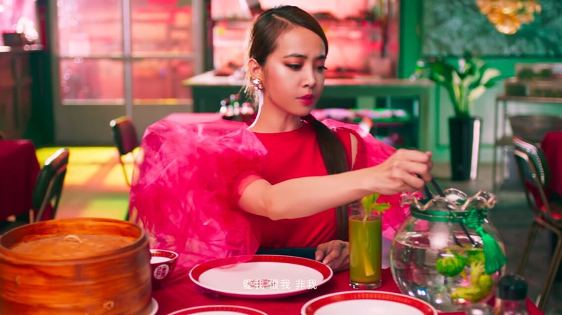 《怪美的》MV 截圖