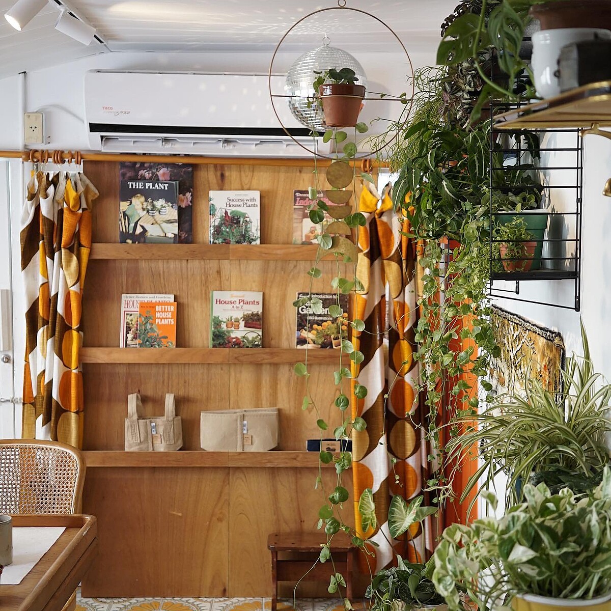 Ingrid 以普普風窗簾裝飾著書架。