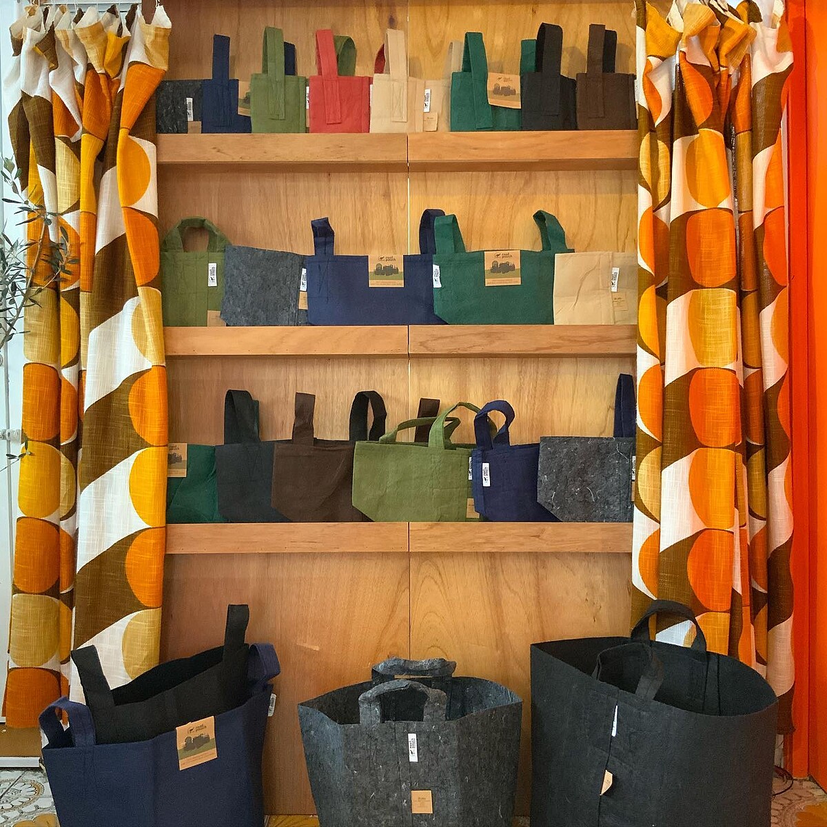 火紅的植物袋 Root Pouch。