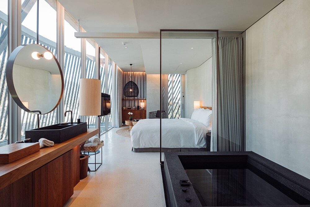 面對窗外大片綠意的「森林房」