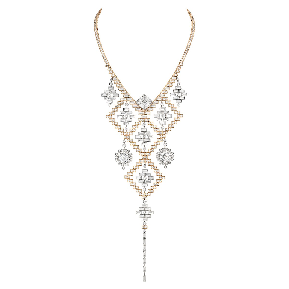 為達完美對稱效果，此作品在比例配置上特別花費心思。每個元素之間的巧妙銜接賦予作品極大靈活性，猶如第二層肌膚，完美貼合胸部線條。作品背面經特殊處理，表面光滑、佩戴舒適。雋永優雅風格盡顯品牌特色。三顆主鑽採用阿斯切切割(Asscher Cut，亦稱為正方形祖母綠切割），由於寶石採用對角定位 ，需呈現完美的正方形，工序較為繁複。 &Eacute;BLOUISSANTE可拆卸式項鍊（獨一無二作品） 18K粉紅金及鉑金，鑲嵌1顆重約10.41克拉DF L Type IIa阿斯切切割(Asscher Cut)主鑽，2 顆總重約10.52克拉可拆卸式的阿斯切切割(Asscher Cut) 鑽石及鑽石。 可拆卸式設計，共有6種佩戴方式。 建議售價NTD 166,308,000元