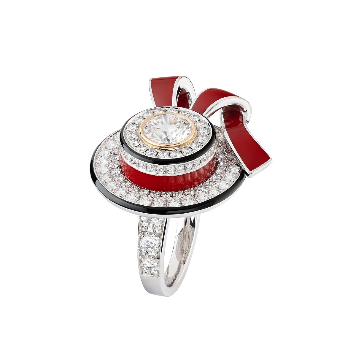 戒指設計聚焦於象徵船伕的硬簷草帽，玩味十足，不落俗套。 RUBAN CANOTIER 戒指 18K白金及粉紅金，鑲嵌1顆重約0.75克拉明亮式切割鑽石、黑漆、紅漆及鑽石。 建議售價NTD 2,772,000元